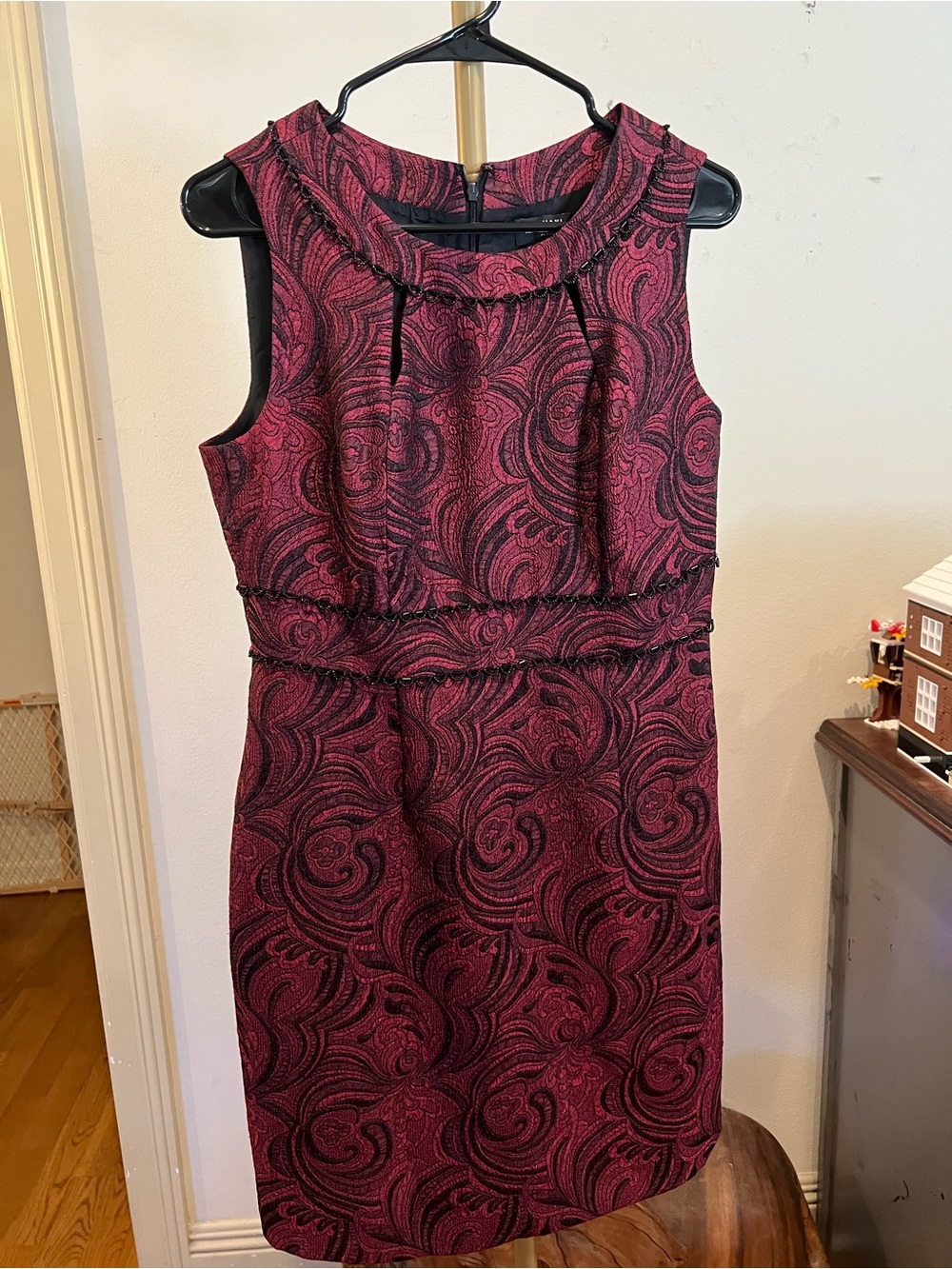 Tahari Sleeveless Textured Paisley Sheath Dress - Wine 8P
